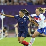 Keira Walsh (à droite) au duel avec Sakina Karchaoui dans une rencontre que l'Angleterre n'a jamais maitrisée. KEYSTONE/AP/Martin Meissner